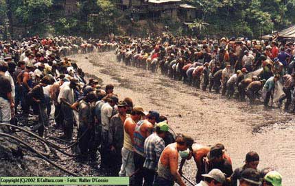 Rio minero con guaqueros